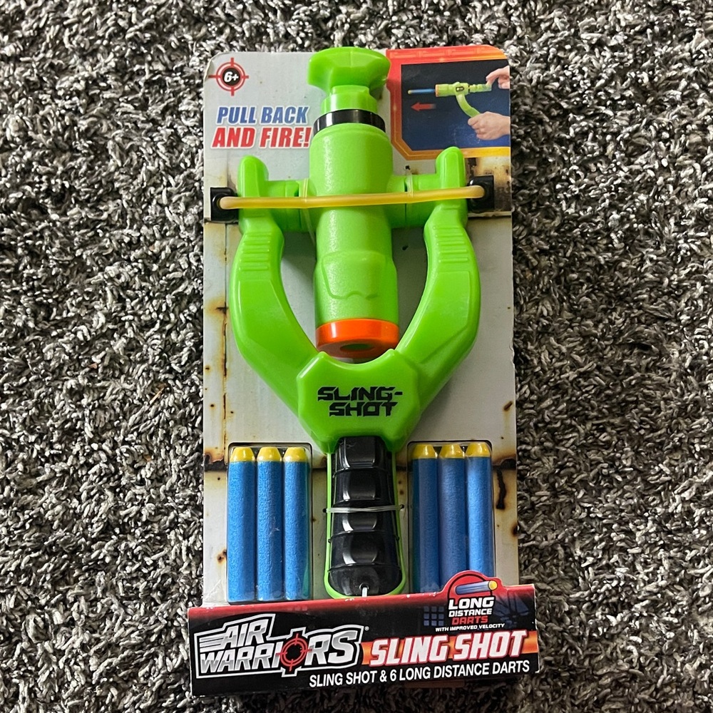 NIP AIR WARRIORS SLING SHOT & 6 LONG DISTANCE DARTS